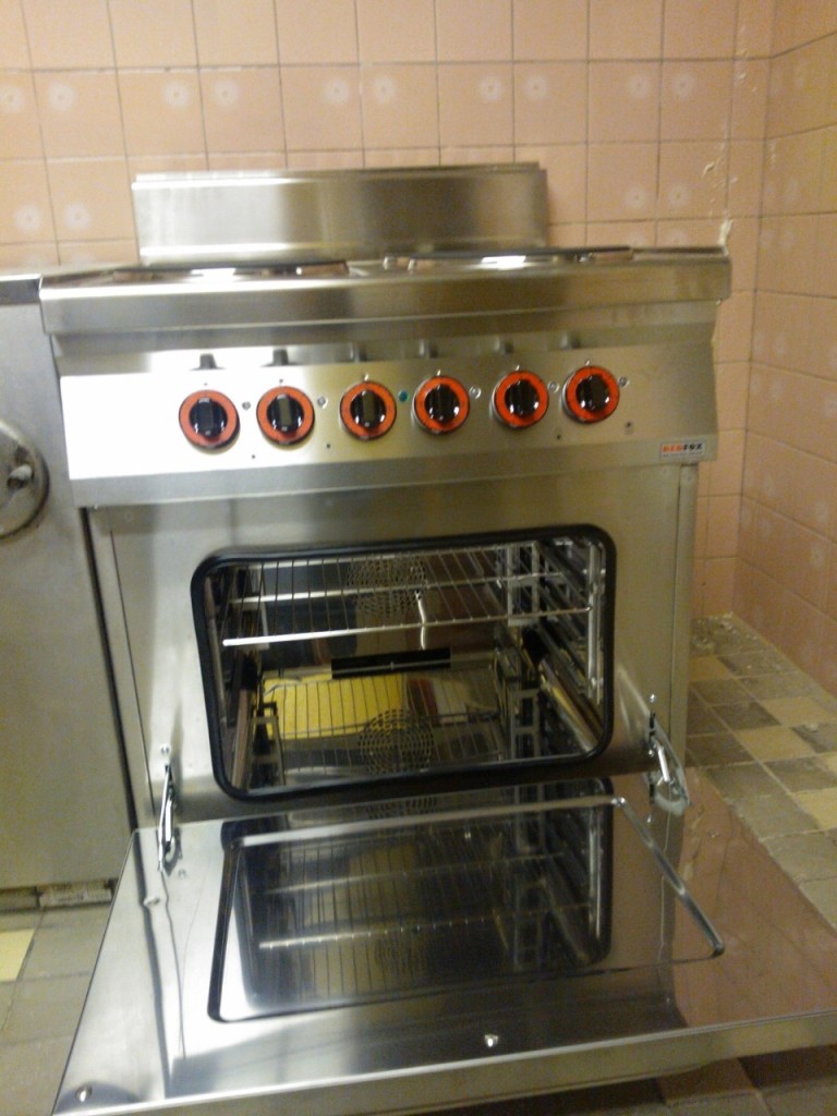 Kuchyň a velký sporák s troubou na pečení