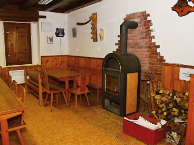 Chata Seleška (společenská místnost s krbem)